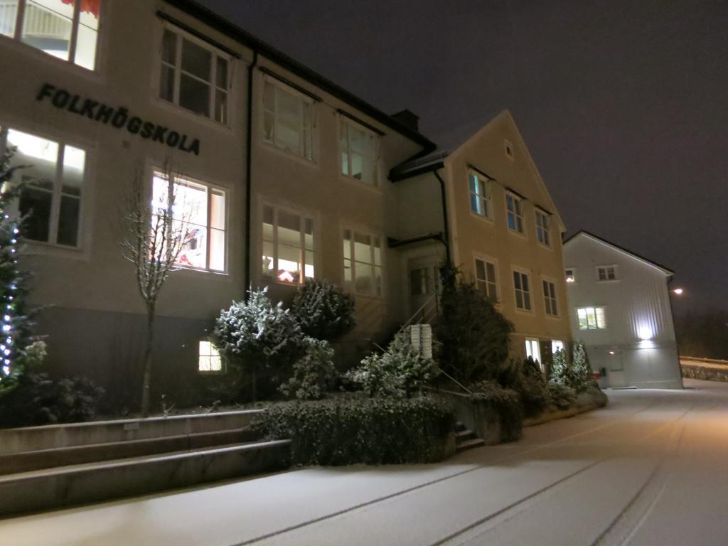 Vaernamo Folkhoegskolas Vandrarhem Buitenkant foto