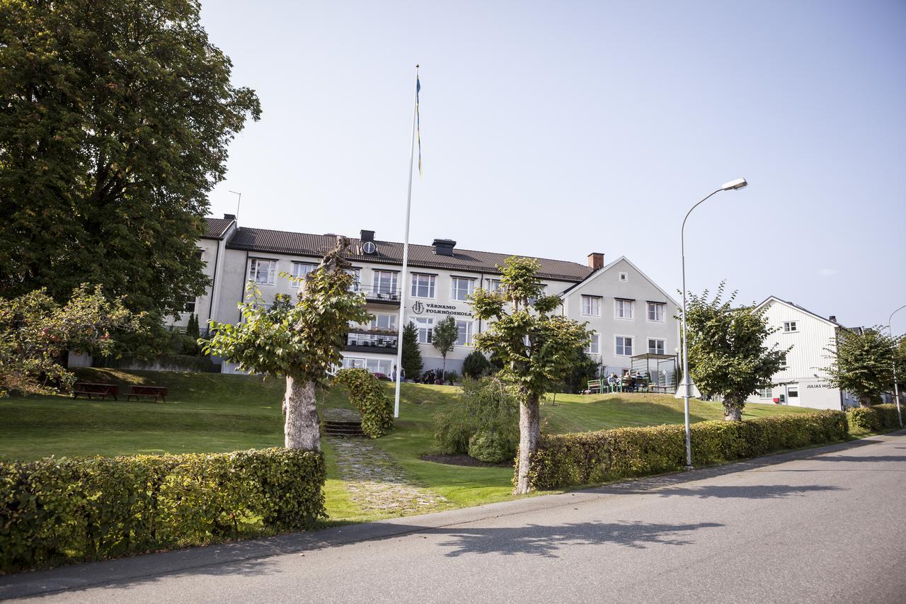 Vaernamo Folkhoegskolas Vandrarhem Buitenkant foto