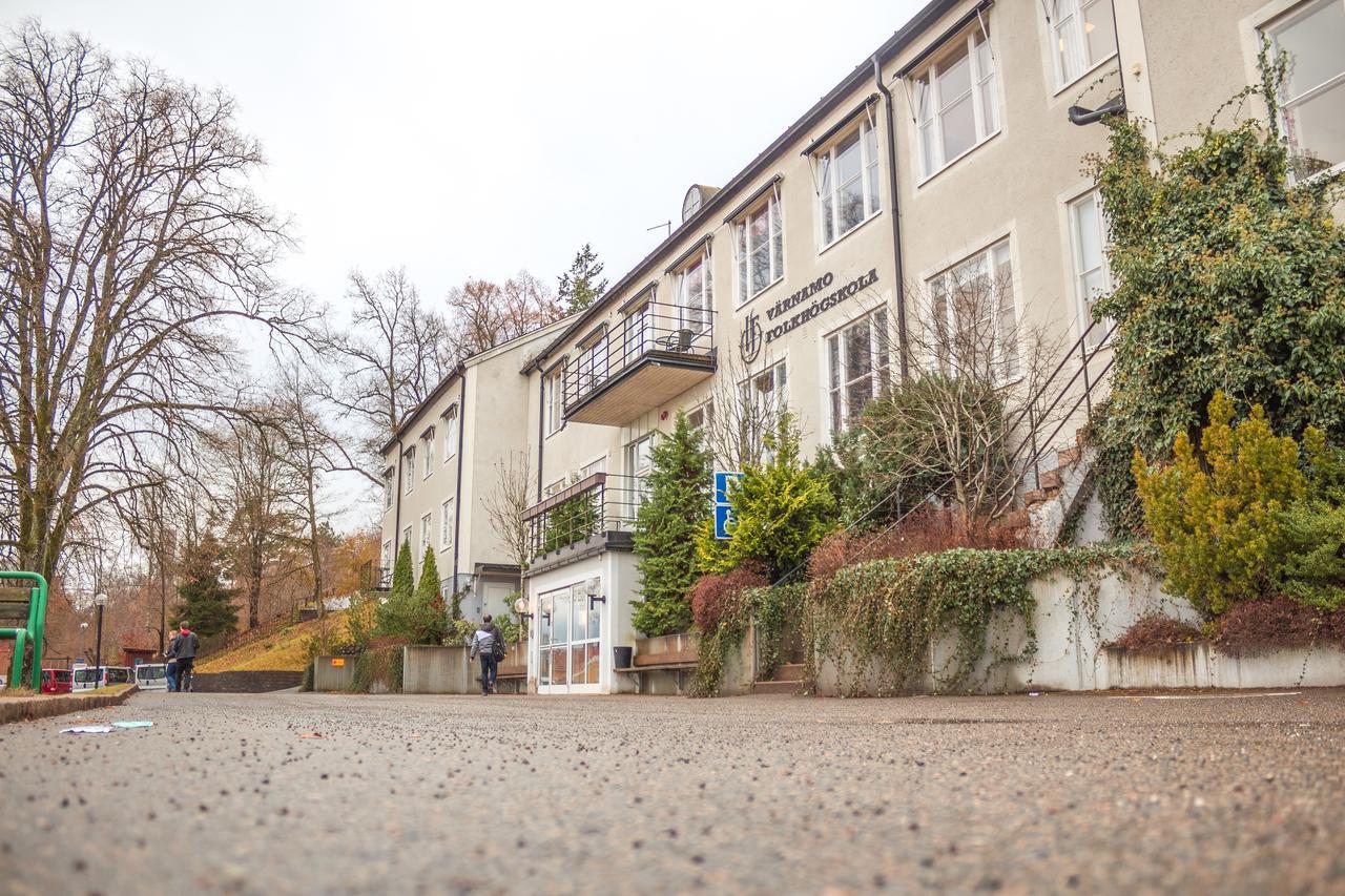 Vaernamo Folkhoegskolas Vandrarhem Buitenkant foto